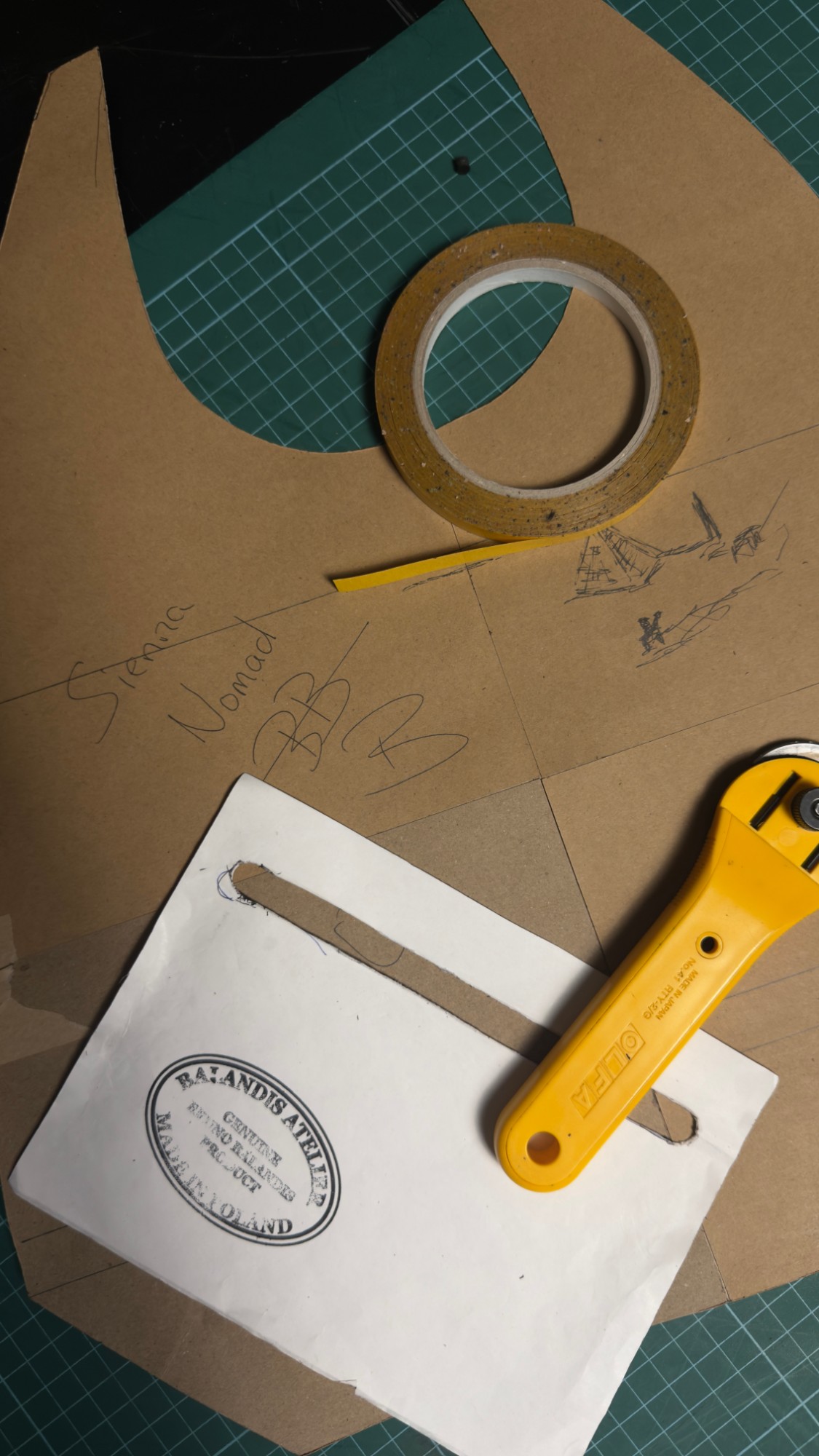 Kartonowy wykrój torby, nóż krążkowy i pieczątka Balandis Atelier na macie do cięcia
